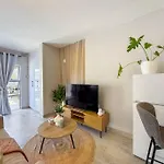 Luxury In Greenpoint Main Rd