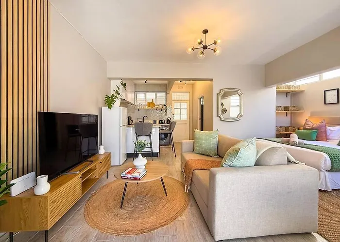 Luxury In Greenpoint Main Rd
